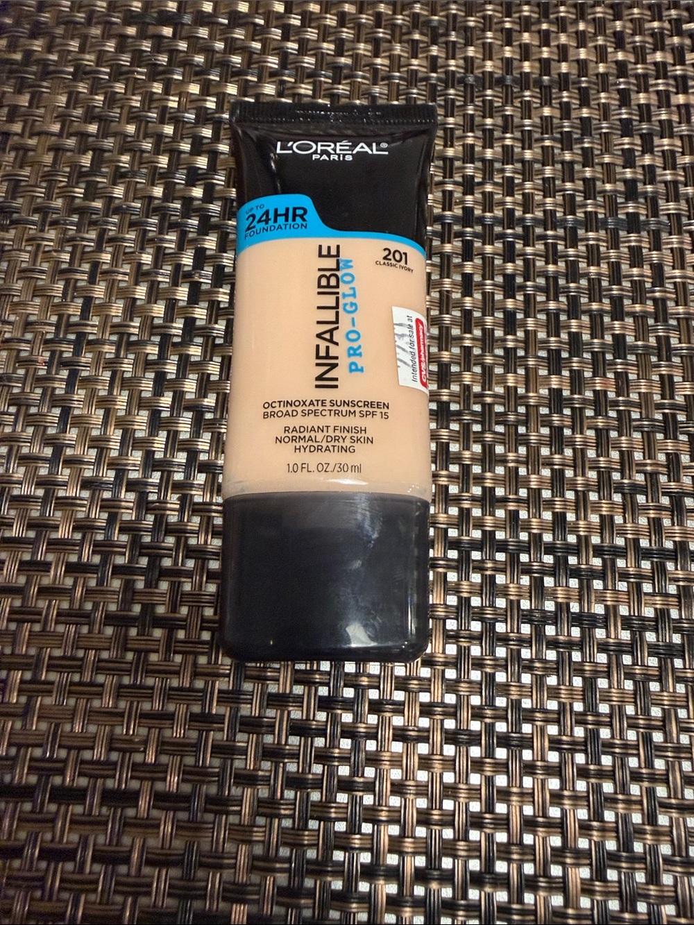 L'Oréal Infallible Pro-Glow Foundation - 201 Classic Ivory (Beige)